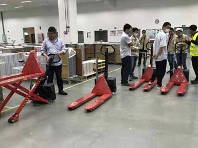 電動高升程搬運車交付使用，感謝廠家羅總親自跟客戶講解操作方法！